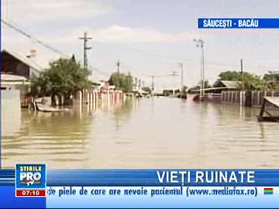 Mii de oameni din Moldova se întorc cu inima strânsă în satele înecate