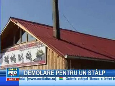 Şi-au dărâmat o parte din casă, pentru a intra cu maşina în curte