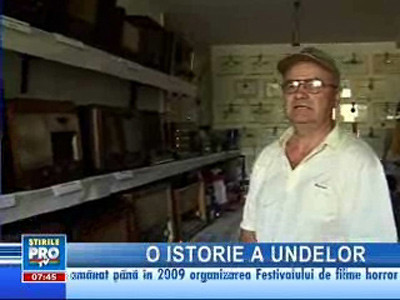 Şi-a transformat casa în propriul muzeu de aparate radio!