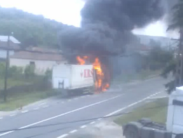 Camion în flăcări, într-o parcare din comuna Drăganu