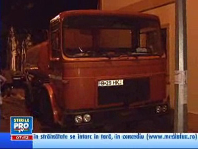 A parcat cisterna la un fir de păr de zidul unei case!