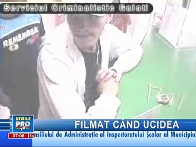 Criminalul, &icirc;n timp ce-şi amaneta un lănţişor