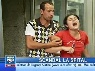 Zeci de romi acuză medicii că au lăsat un tânăr să moară!