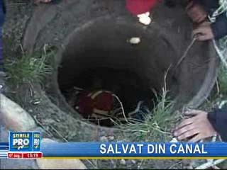 Bătrân salvat din canalul în care căzuse
