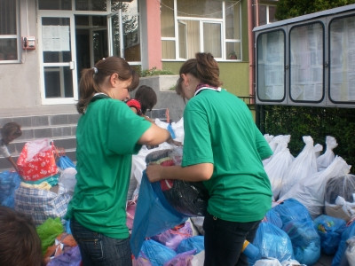 Darnicul român: mâncare stricată şi electronice defecte pentru sinistraţi!