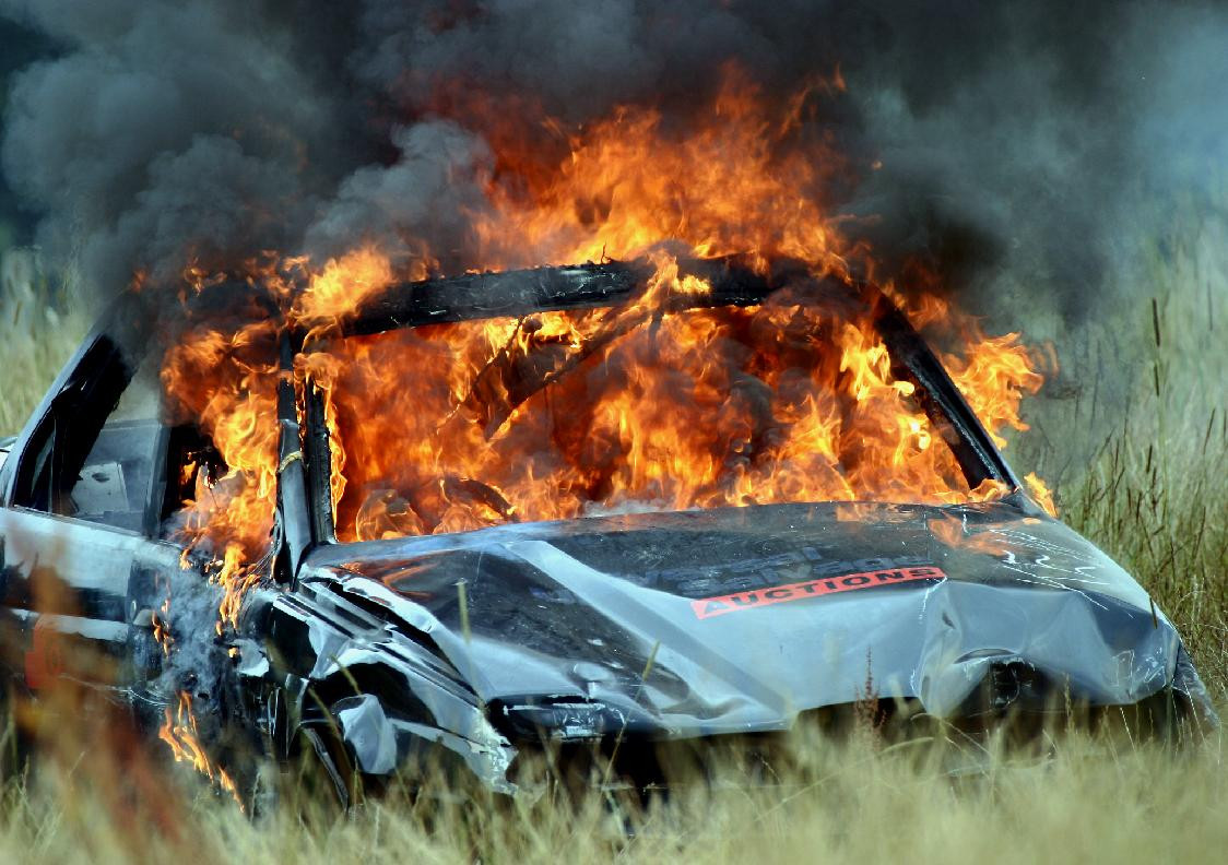 Trei tineri au murit carbonizati, intr-un groaznic accident in Valcea