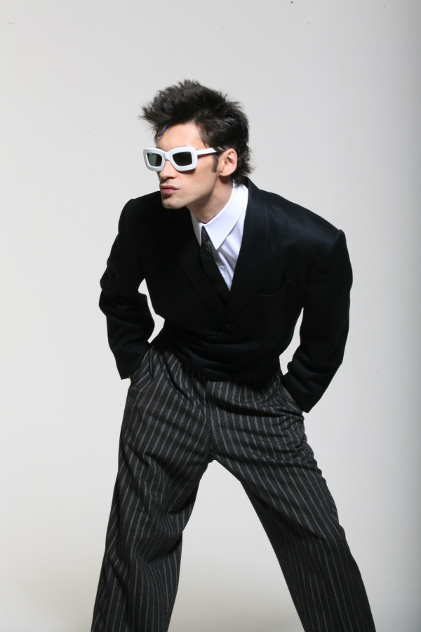 Dan Balan isi lanseaza noul videoclip, Justify Sex, pe telefonul mobil