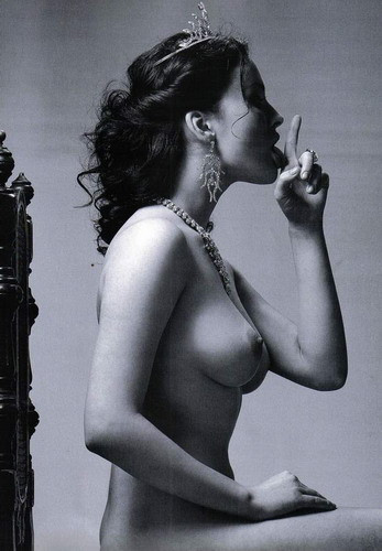 Blondele lui Hugh Hefner umilite de o brunetă!