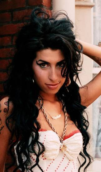 Amy Winehouse a ieşit din casă după două săptămâni