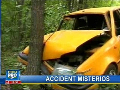 O maşină avariată şi cu urme de sânge, abandonată la marginea drumului