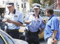 A încercat să dea şpagă poliţiştilor şi s-a ales cu dosar penal