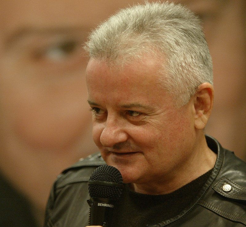 Irinel doneaza hainele celor pe masura lui