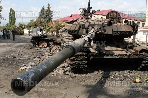 Georgia acuză Rusia că înaintează cu blindate. Ruşii neagă