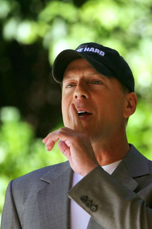 Bruce Willis, primit cu fast in Polonia. Este imaginea unei bauturi locale