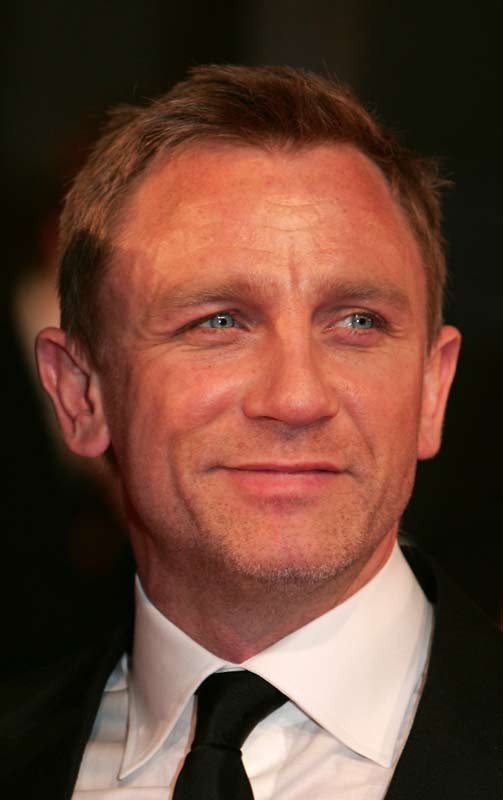 Daniel Craig, un James Bond cu mana rupta