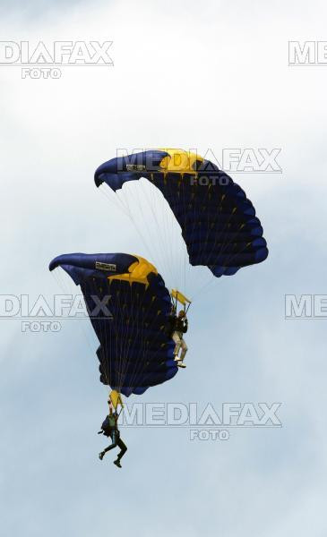 Un militar care executa un salt cu paraşuta s-a zdrobit de pământ!