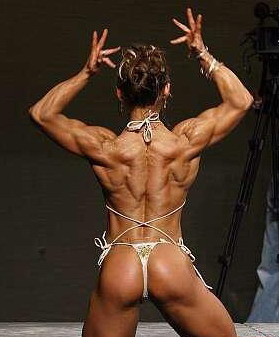 O româncă reprezintă Irlanda cu muşchii ei