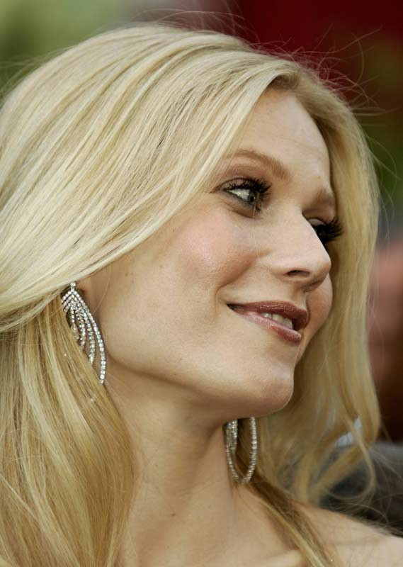 Gwyneth Paltrow: La sase ani, ii faceam tatalui meu cocktailuri!