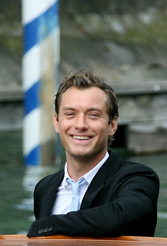 Jude Law, un Hamlet desavarsit! Succes nebun pe Broadway!
