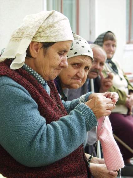 Zeci de bătrâni rămaşi fără bani după ce au deschis uşa hoţilor deghizaţi