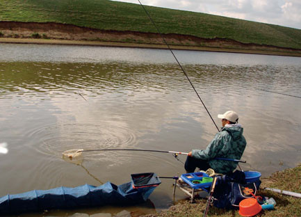 Un bărbat a plecat la pescuit şi şi-a găsit maşina incendiată