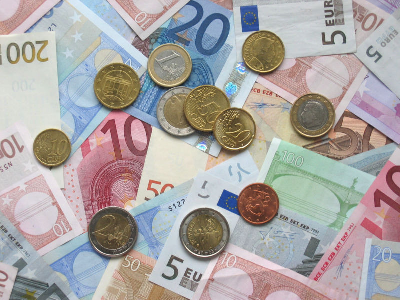 Moneda naţională creşte şi închide cursul la 3,5325 lei/euro