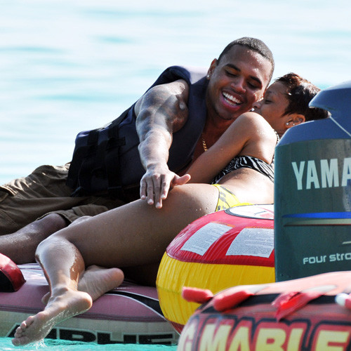 Chris Brown, terminat muzical dupa ce a batut-o pe Rihanna