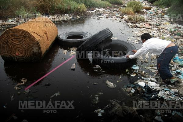 Scandal la Craiova! Autorităţile au demolat barăci ale romilor