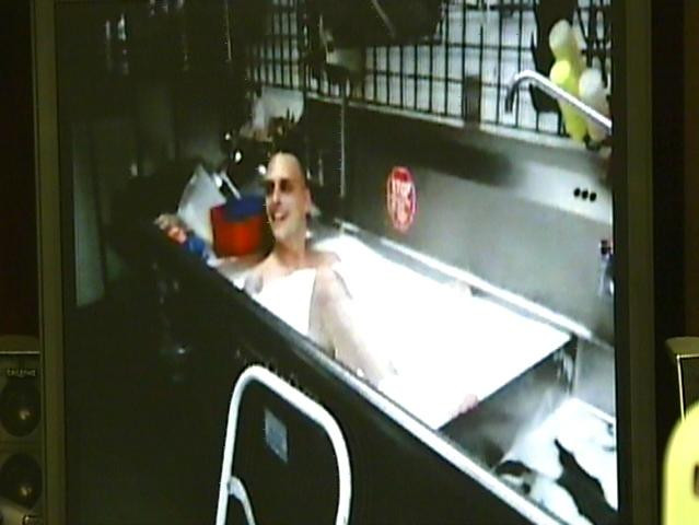 Baie în chiuveta restaurantului Burger King!