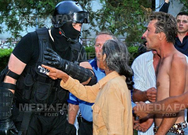 Scandal în Capitală! Zeci de romi au fost evacuaţi dintr-un imobil