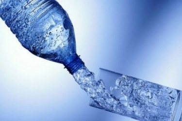 Atentie la ce beti! Mii de litri de apa plata, retrasi de pe piata