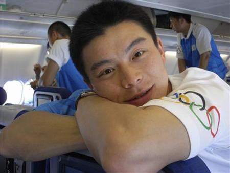 Sex simbol peste noapte! Un gardian al torţei olimpice înnebuneşte femeile