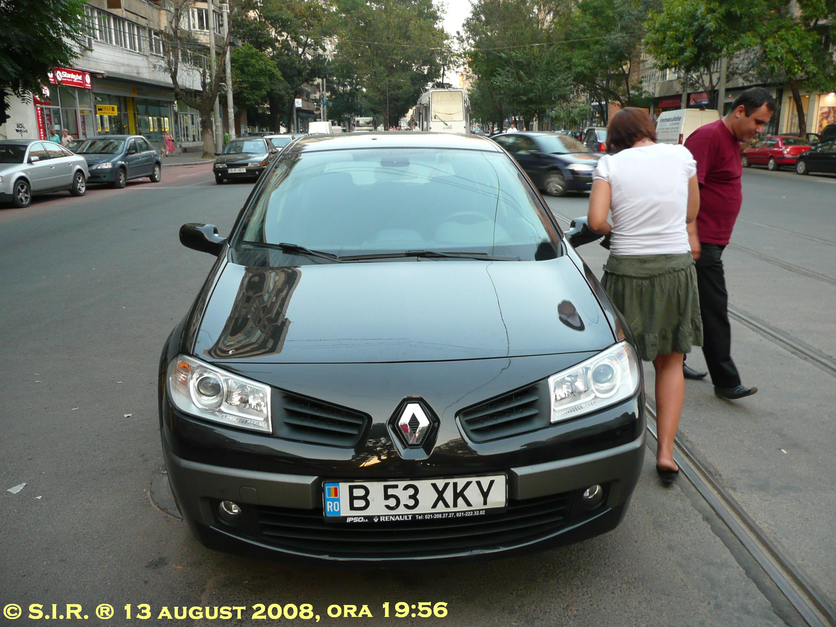 Linia de tramvai - noul loc de parcare pentru bucureştenii cu tupeu!