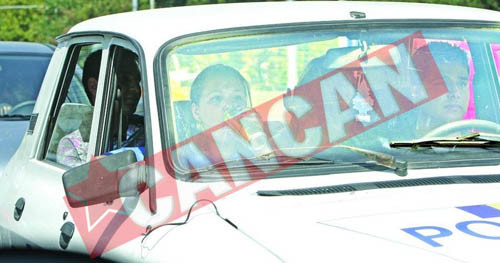 Poliţiştii ştiu cum să facă faţă caniculei! Beau bere în misiune