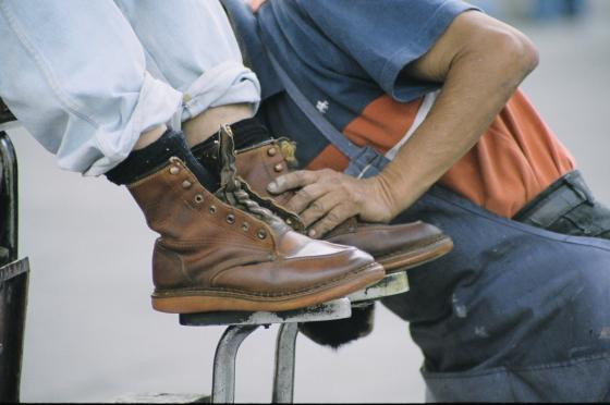 Prefectul Romei vrea să pună romii să lustruiască pantofi