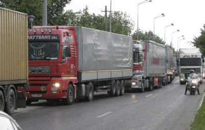 Haos pe Şoseaua de centură a Capitalei! Două TIR-uri au luat foc!