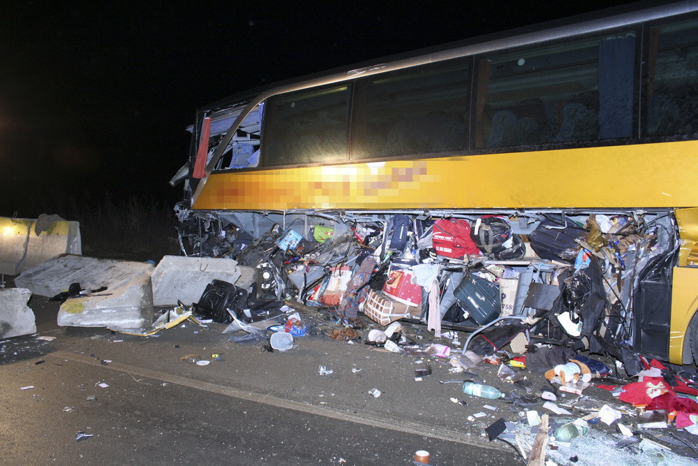 Tragedie în Arad! Un autobuz plin cu turişti polonezi s-a răsturnat