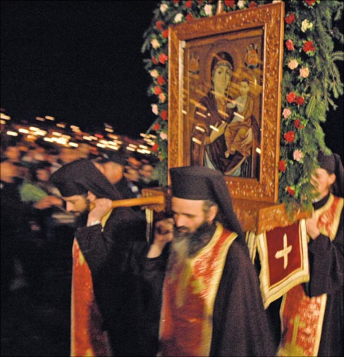 Bătaie pe sarmale la mănăstirea Nicula!