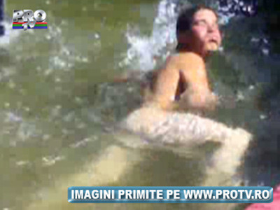 Căldură mare, monşer! A făcut baie gol puşcă într-o fântână arteziană!