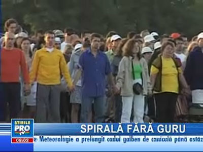 Spectacol MISA la Costineşti. Yoghinii au format din nou spirala!