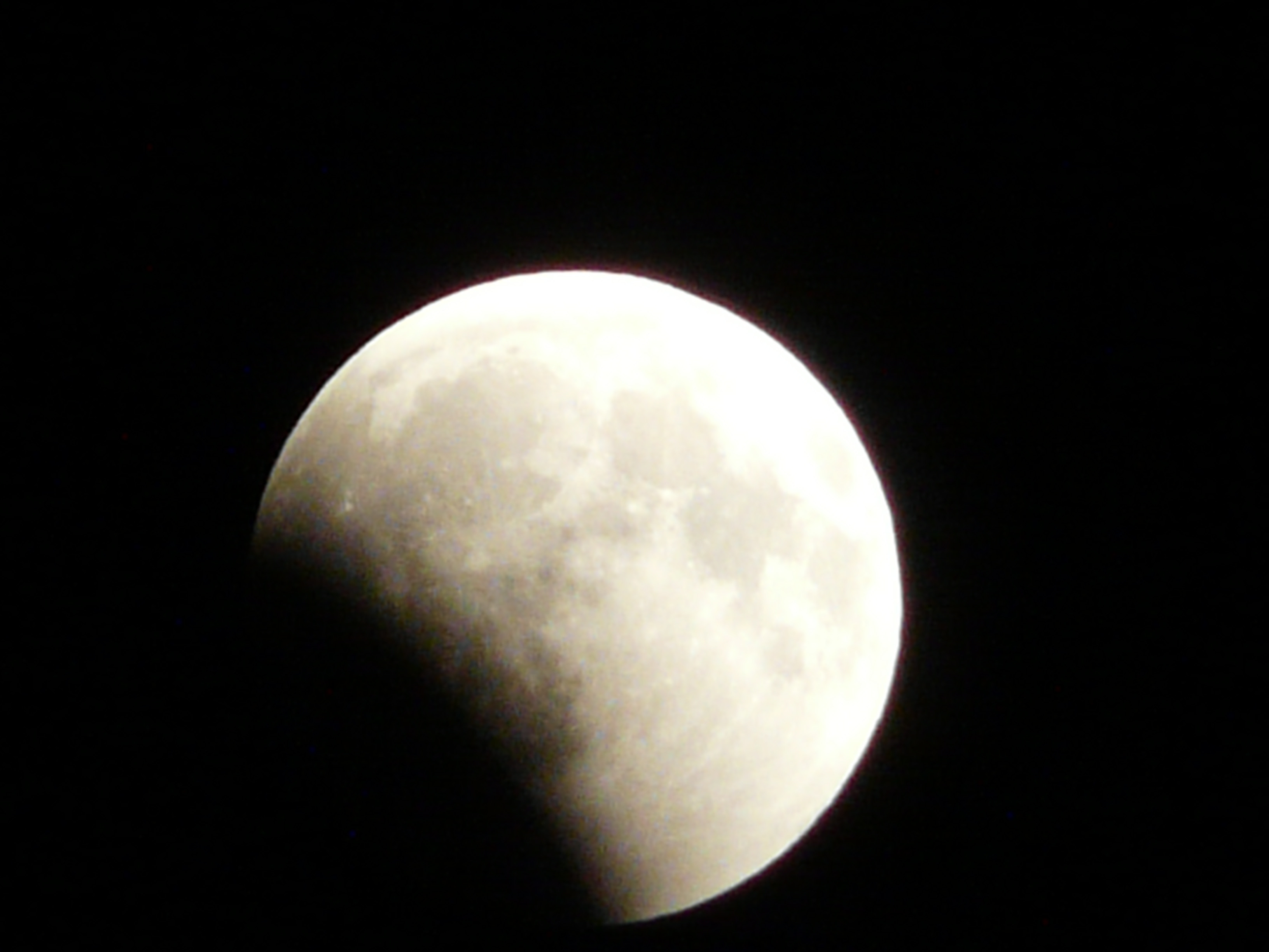 Eclipsa parţială de Lună i-a scos pe români din case!