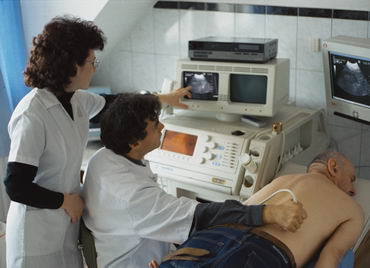 Experiment StirileProTV: Cat de usor se transmite virusul hepatitic B sau C la salonul de cosmetica