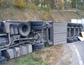 Un tir incarcat cu materiale de constructii s-a rasturnat in apropiere de Timisoara