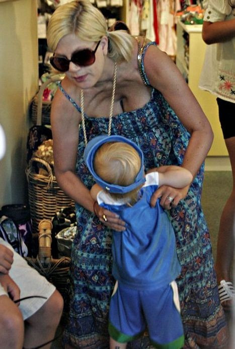 Tori Spelling are probleme cu implanturile mamare