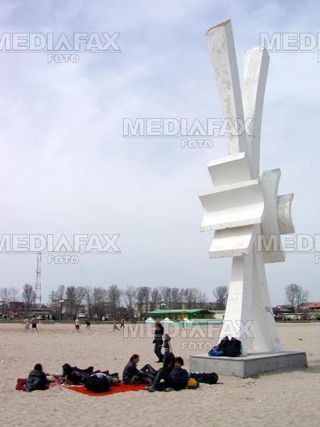 Costineşti: măsuri "dure" pentru ca turiştii să nu mai fie călcaţi pe plajă