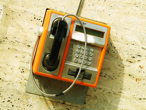 Telefoanele publice, tinta vandalilor. Mobilul la putere!