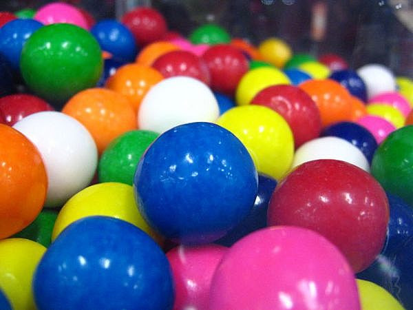 Atentie, a disparut un TIR cu... guma de mestecat!