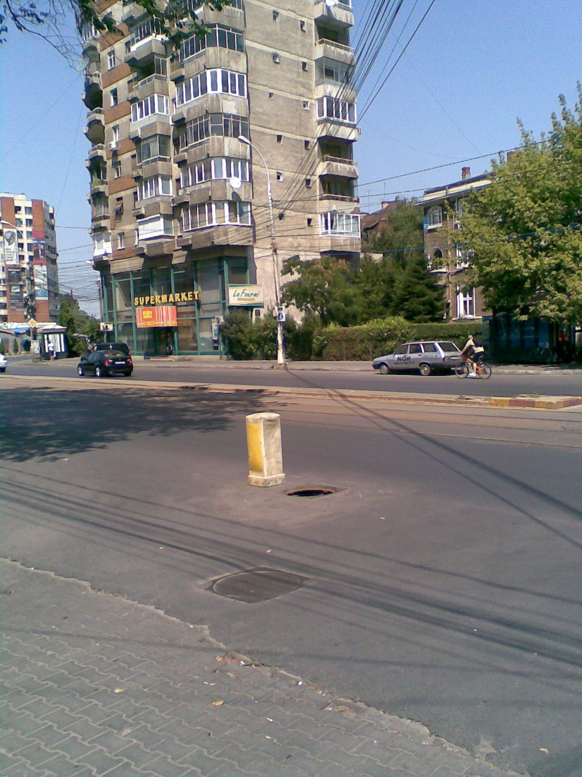 Capcană pentru şoferi! Canalizare descoperită în centrul Capitalei