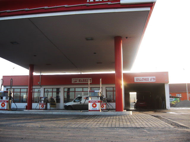 Cu masina in pompa de benzina!