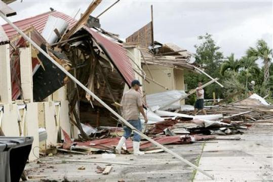 Furtuna tropicala Fay face ravagii in Florida